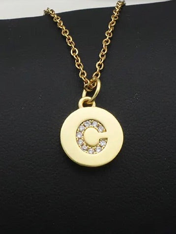 ROUND DISK PENDANT KJEDE, CRYSTAL LETTER