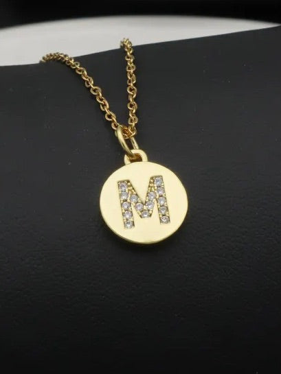ROUND DISK PENDANT KJEDE, CRYSTAL LETTER