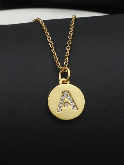 ROUND DISK PENDANT KJEDE, CRYSTAL LETTER