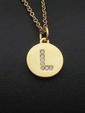 ROUND DISK PENDANT KJEDE, CRYSTAL LETTER