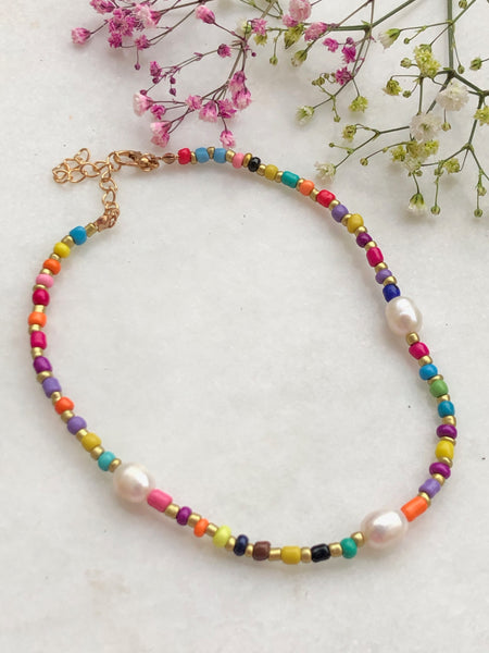 Choker kjede med fargerike perler og ferskvannsperler.
