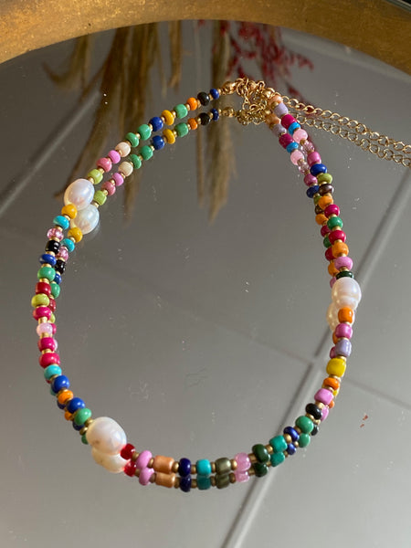 Choker kjede med fargerike perler og ferskvannsperler.