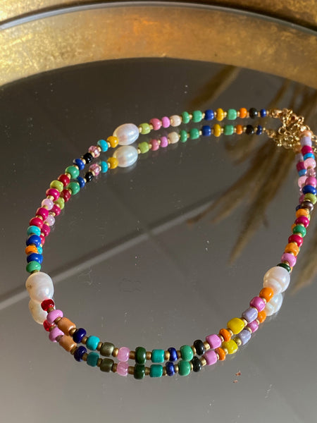 Choker kjede med fargerike perler og ferskvannsperler.