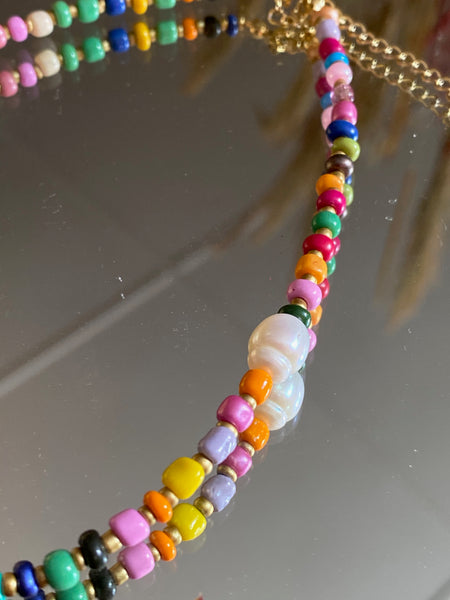Choker kjede med fargerike perler og ferskvannsperler.