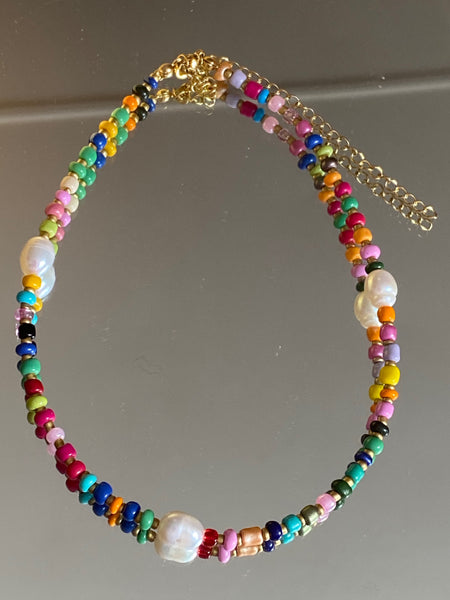 Choker kjede med fargerike perler og ferskvannsperler.