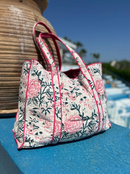 QUILTED BLOCK PRINTET COTTON SHOPPER I WHITE ROSES