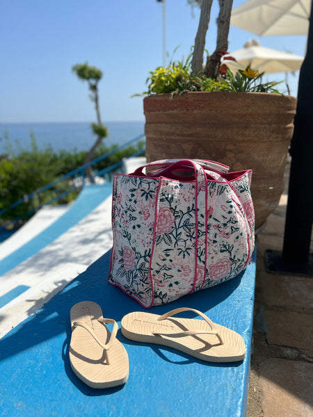 QUILTED BLOCK PRINTET COTTON SHOPPER I WHITE ROSES