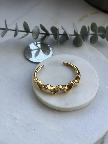 WAVY OPEN ARMRING, GOLD