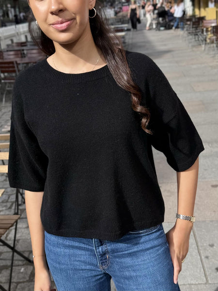 LIVIA ULLGENSER  med kort TREKVARTerm, BLACK