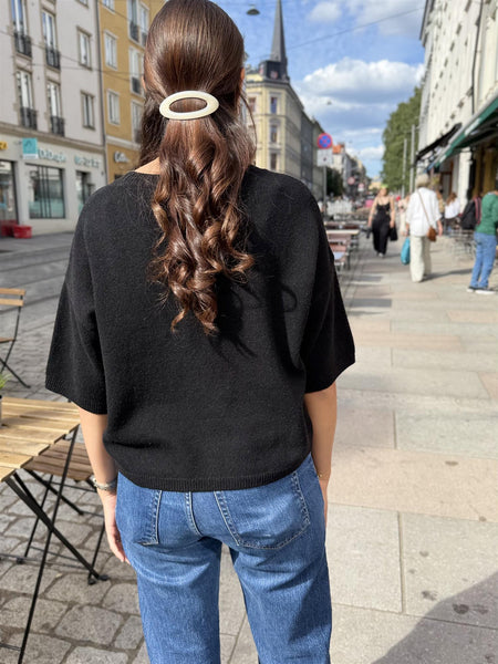 LIVIA ULLGENSER  med kort TREKVARTerm, BLACK