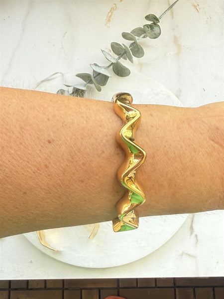 WAVY OPEN ARMRING, GOLD