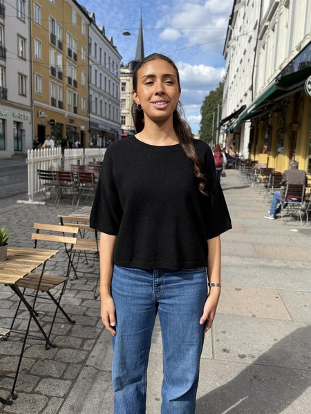 LIVIA ULLGENSER  med kort TREKVARTerm, BLACK