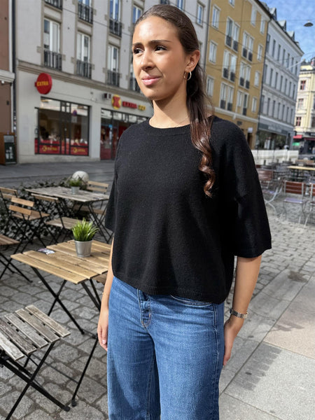 LIVIA ULLGENSER  med kort TREKVARTerm, BLACK