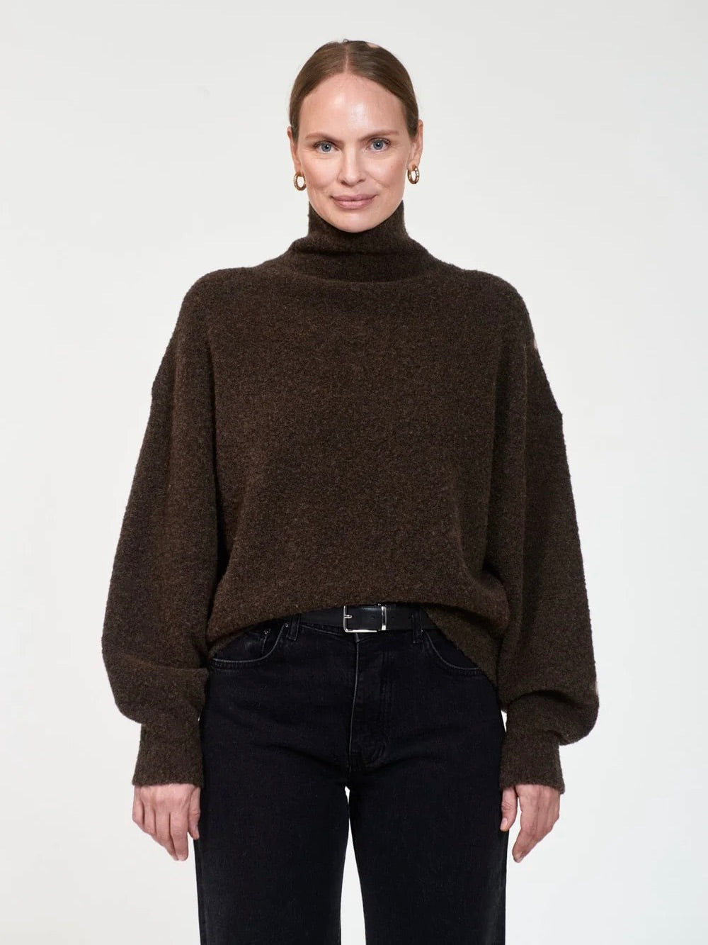 STORMY HØYHALSET GENSER, DARK BROWN MELANGE