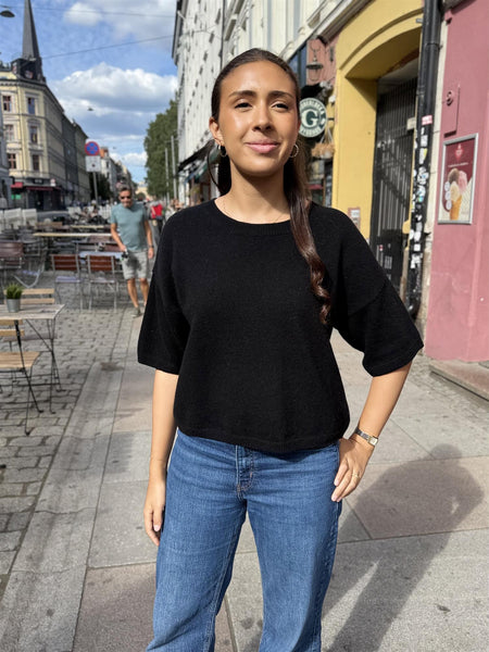 LIVIA ULLGENSER  med kort TREKVARTerm, BLACK