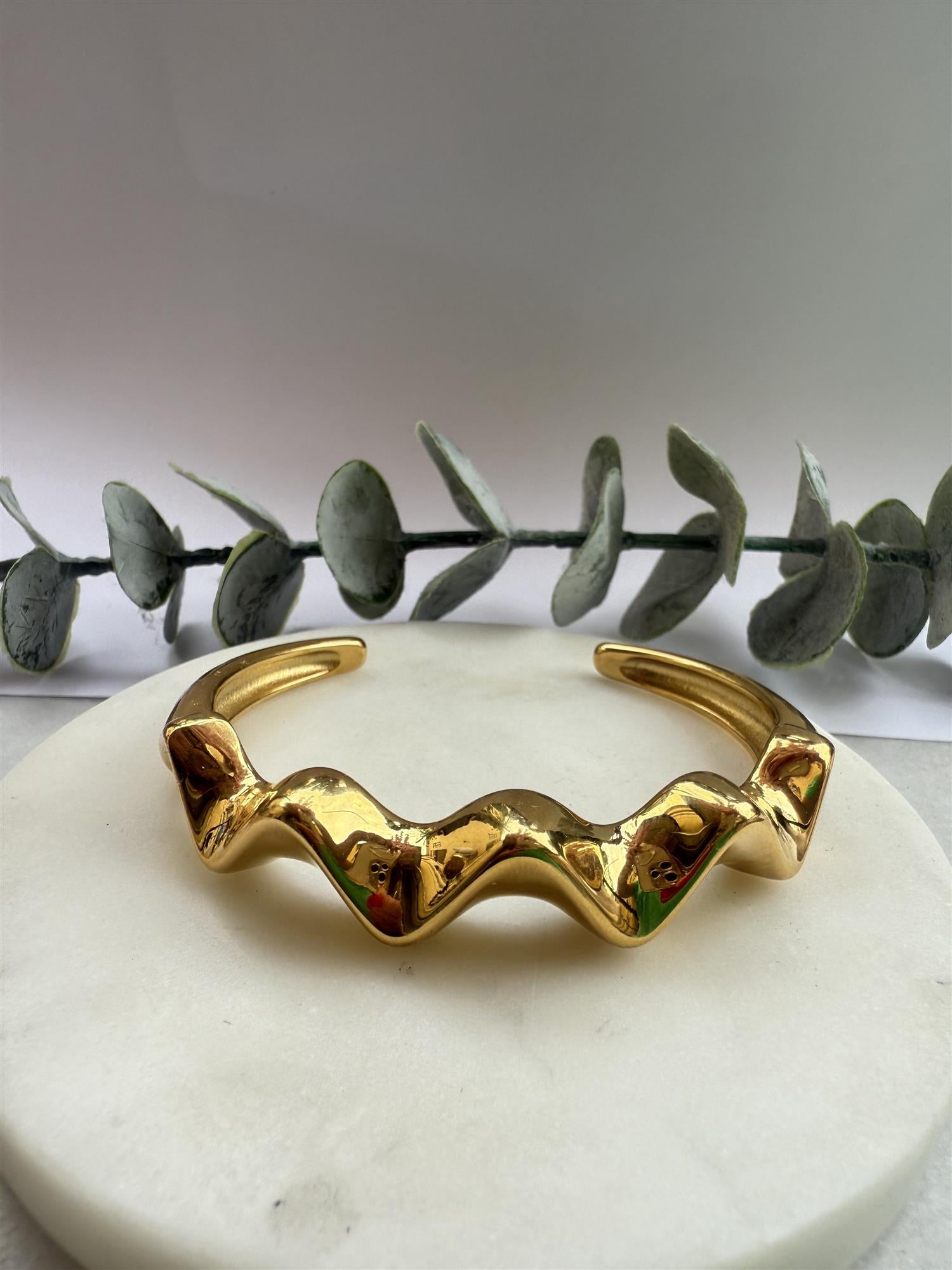 WAVY OPEN ARMRING, GOLD