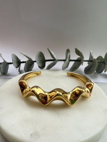 WAVY OPEN ARMRING, GOLD