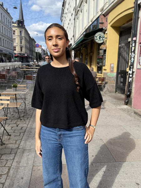 LIVIA ULLGENSER  med kort TREKVARTerm, BLACK