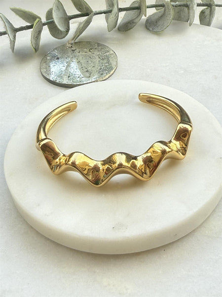 WAVY OPEN ARMRING, GOLD