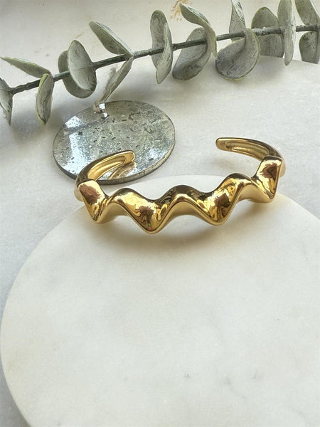 WAVY OPEN ARMRING, GOLD