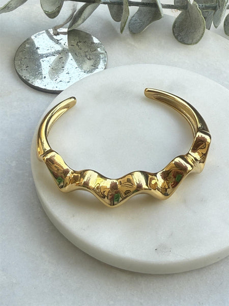 WAVY OPEN ARMRING, GOLD