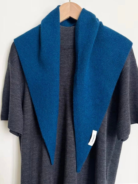 BETTY trekant skjerf i 100 % ull, PILOT BLUE