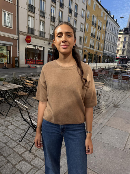 LIVIA ULLGENSER  med kort TREKVARTerm, CAMEL