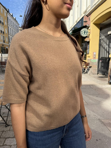 LIVIA ULLGENSER  med kort TREKVARTerm, CAMEL