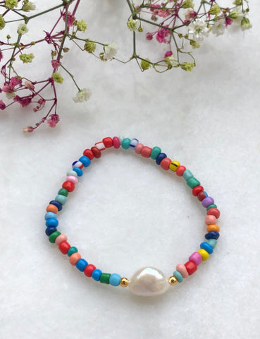 Armbånd med fargerike  perler og rund, barokk ferskvanns perle