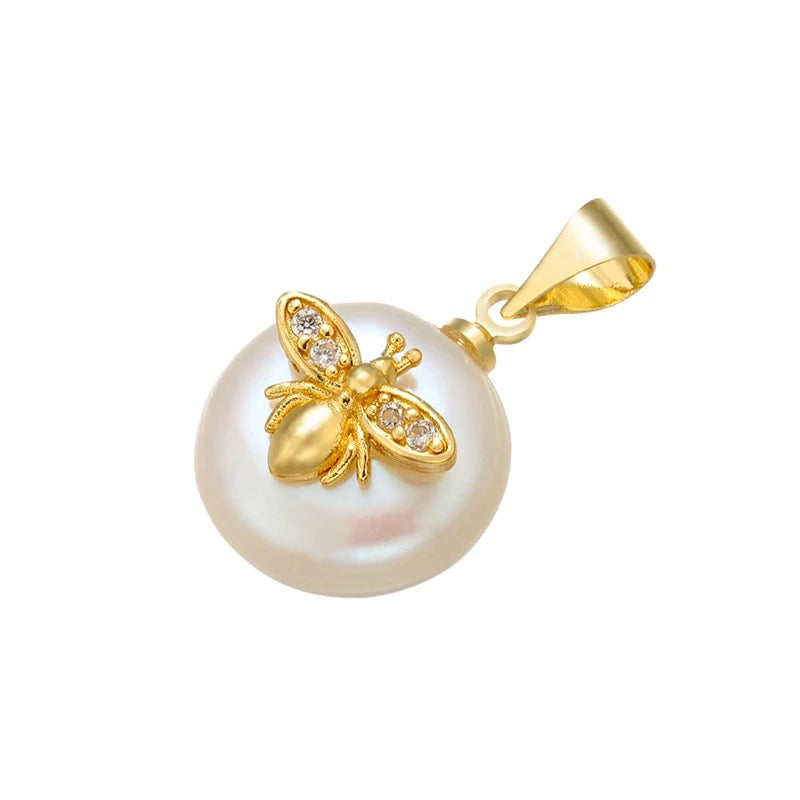 The Bugzy Freshwater pearl anheng i gull og perle